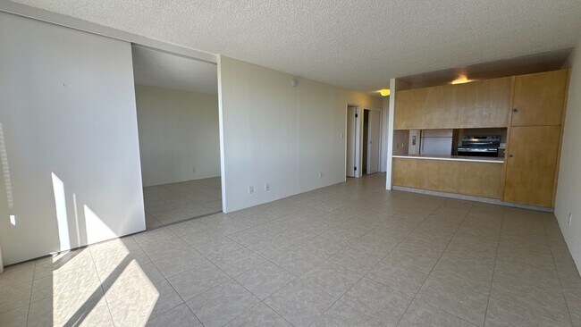 Building Photo - Convenient Downtown  1 Bed 1 Bath 1 Parking in the Kukui Plaza