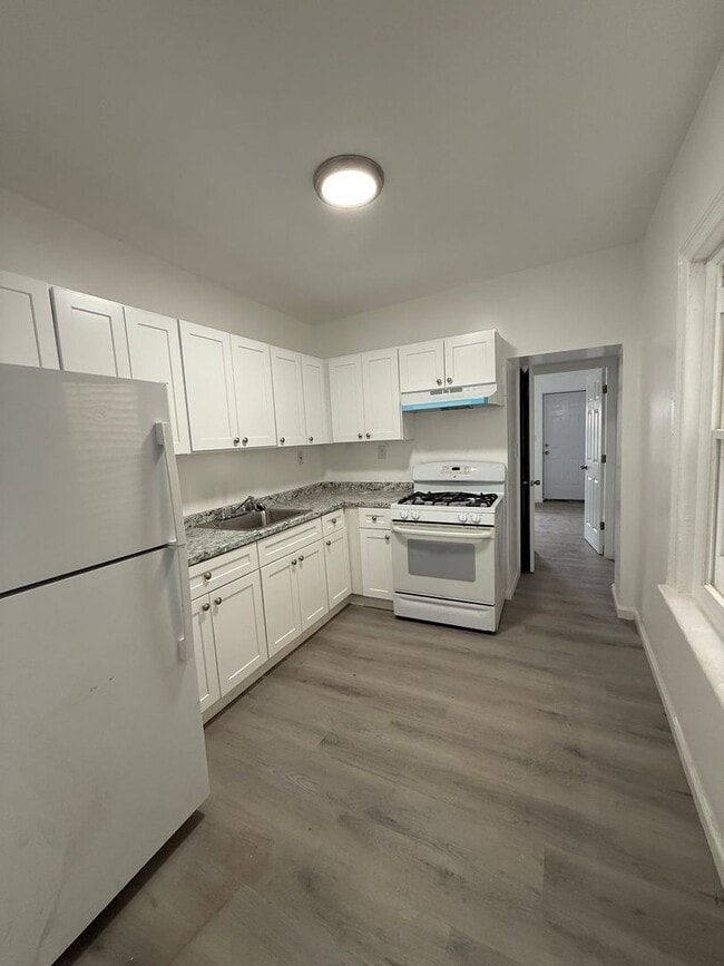 Building Photo - Nice size house for rent freshly done