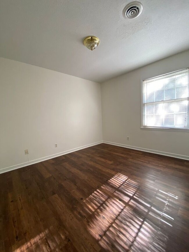 Building Photo - Remodeled 2 bedroom townhouse in Spartanburg!