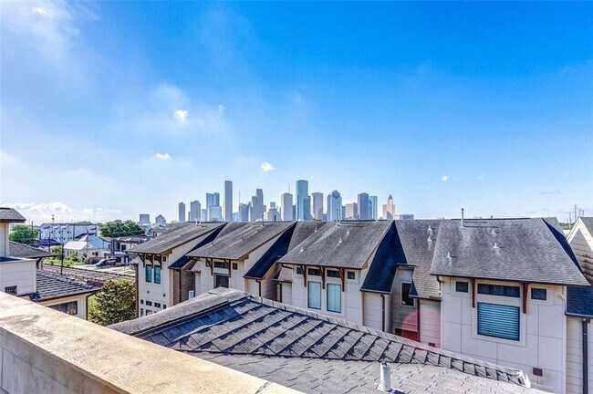 Building Photo - Bright and spacious townhome with a beautiful rooftop terrace to relax.