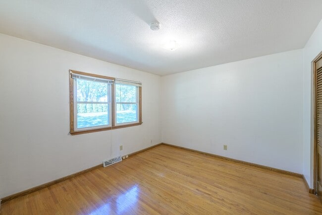 Building Photo - Beautiful 2Bed 1Bath Bloomington Twin Home...