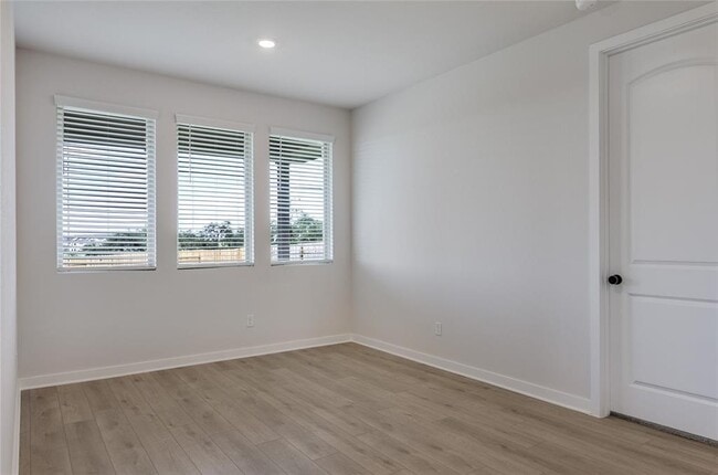 Building Photo - 261 Crater Lk Dr