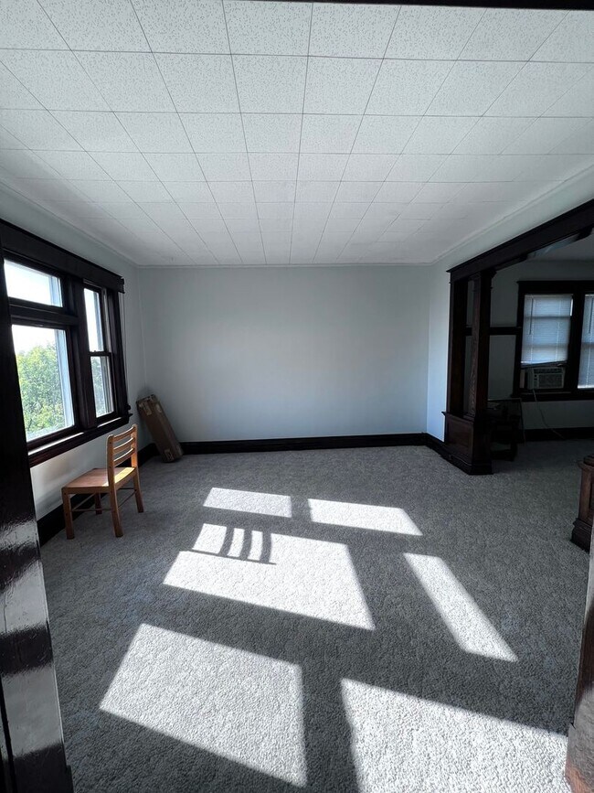 Building Photo - 17 E 6th St