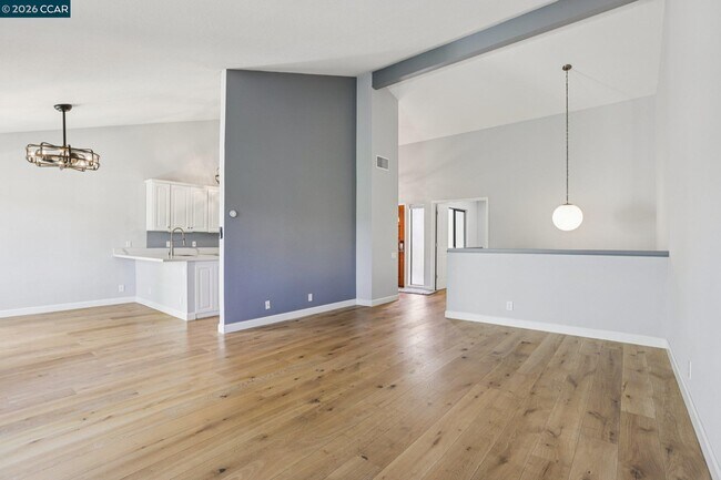 Building Photo - 1541 Moraga Way