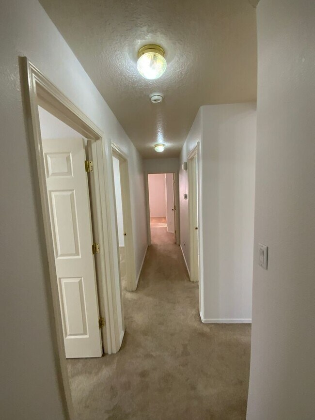 Building Photo - 3 Bedroom Single Story Home Available Near...