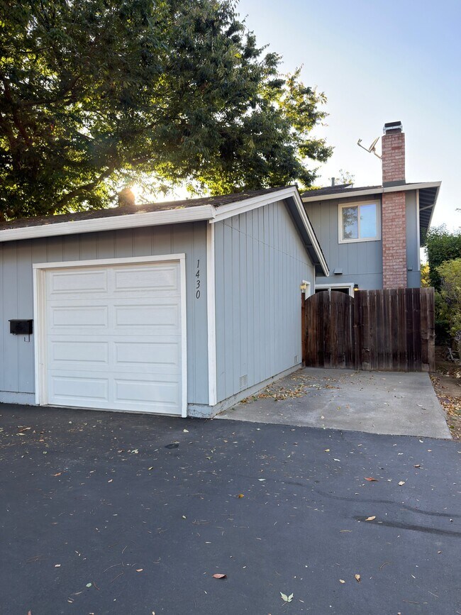 Building Photo - 1430 Newhall Pkwy