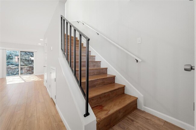 Building Photo - 3820 Southway Dr