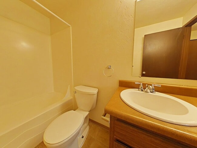 Building Photo - 2 Bedroom Townhouse ~ South Corvallis