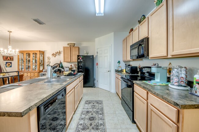 Building Photo - 2301 SW 38th Terrace