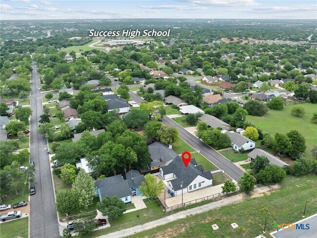 Building Photo - 2204 Magnolia Dr