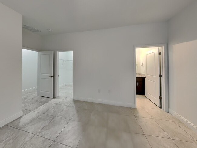 Building Photo - 8809 N Sandree Dr