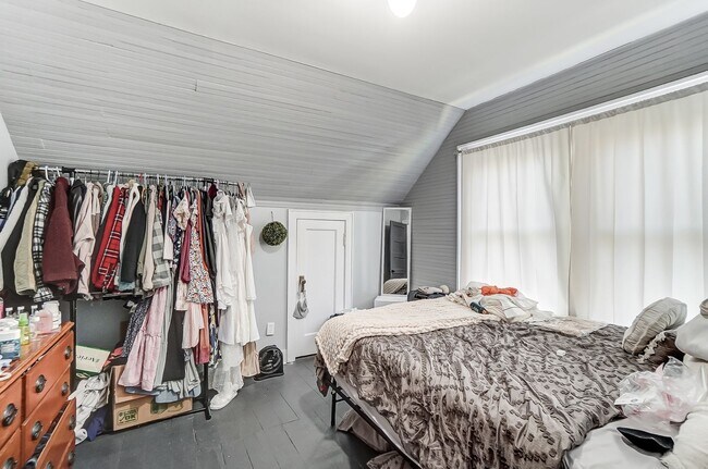 Building Photo - Charming 3-bedroom, 1.5-bathroom
