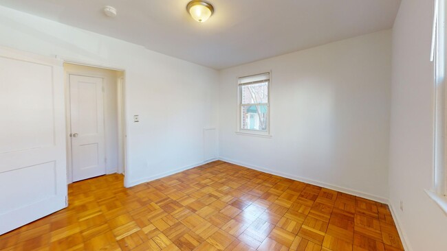 Building Photo - Quiet Glover Park One Bedroom W/Plenty of ...