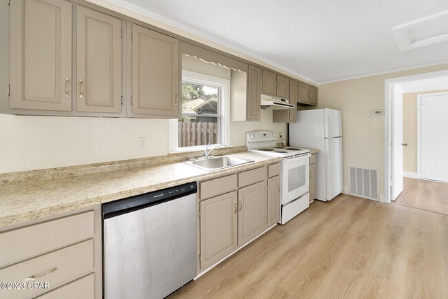 Building Photo - 206 E 2nd Ct