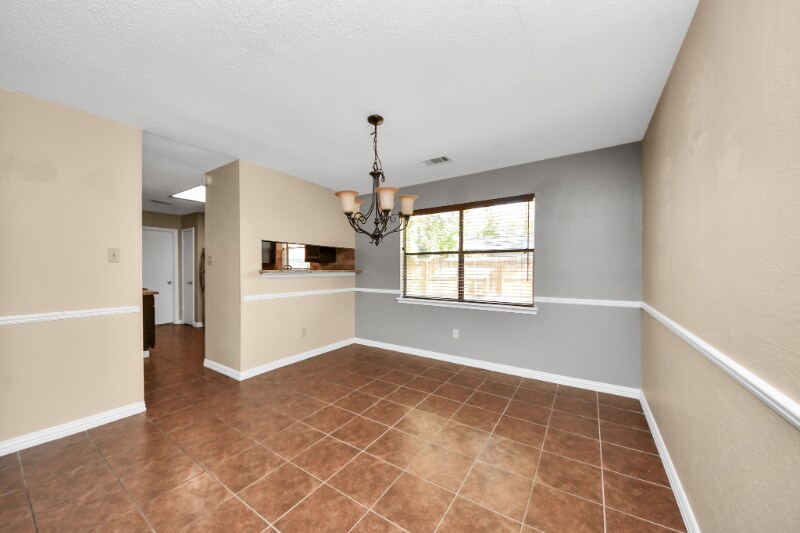 Building Photo - 2102 Rolling Glen Dr