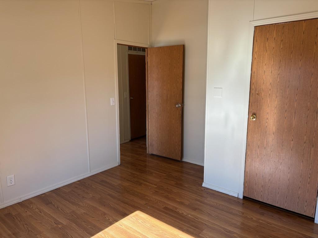 Building Photo - 823 W Oak St