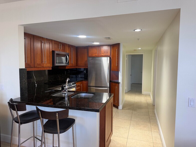Building Photo - 1402 Brickell Bay Dr