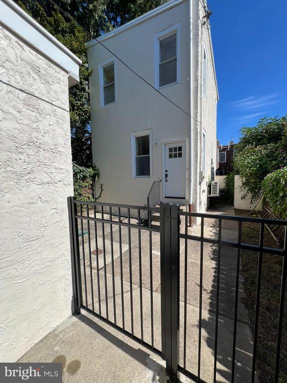 Building Photo - 1315 E Eyre St