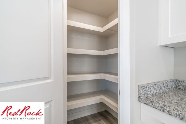 Building Photo - 4 Bedroom, 2.5 Bathroom Townhome in Hurric...