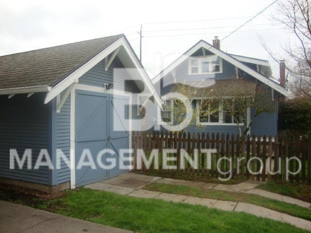 Building Photo - Charming Sellwood Home Offers Lots of Character & Charm!