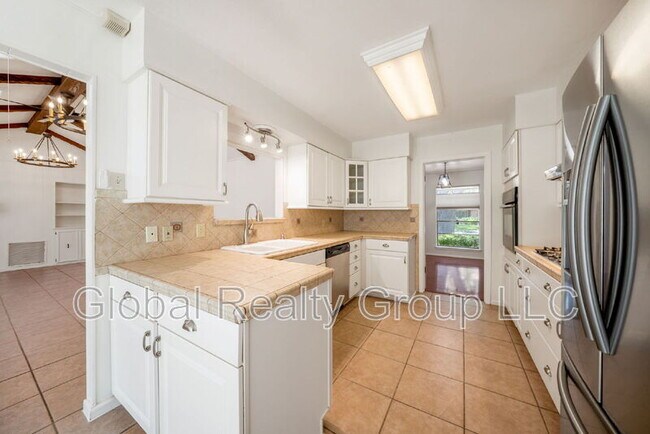 Building Photo - 425 Crestwood Dr