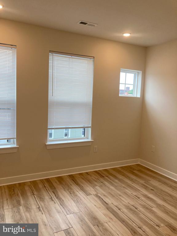 Building Photo - 2551 N Front St