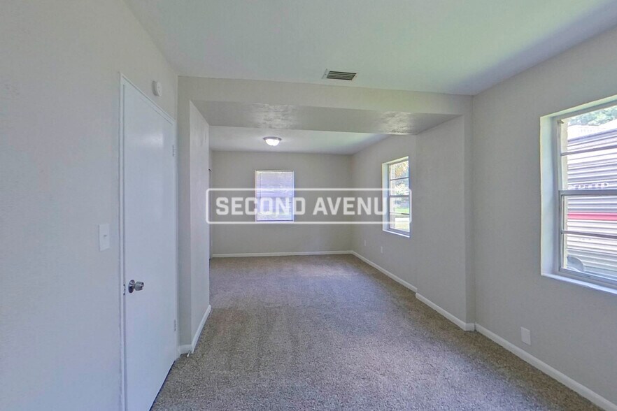Building Photo - 5331 Woodcrest Rd