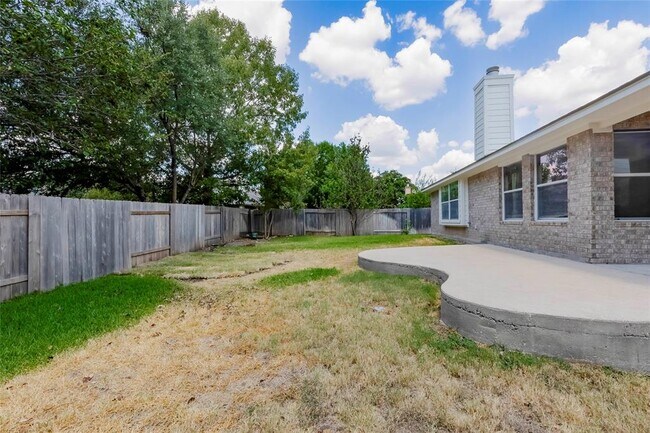 Building Photo - 15220 Fernhill Dr