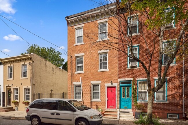 Building Photo - Three Bedroom Graduate Hospital Home with Roof Deck!