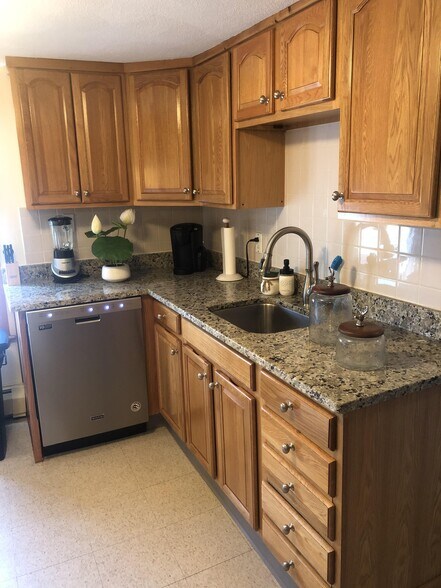 Building Photo - 22 8th St