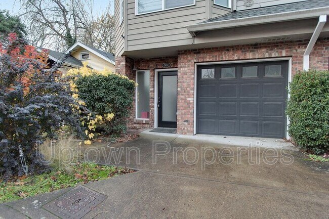Building Photo - 3417 SW Moss St