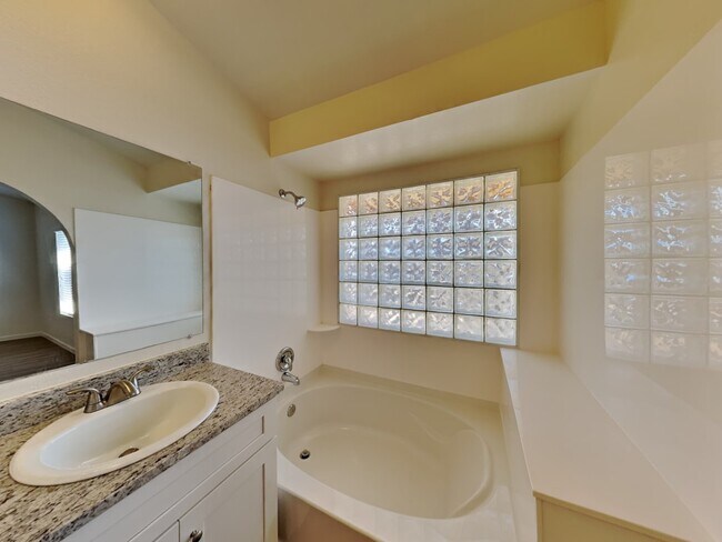 Building Photo - 421 E Encinas Ave