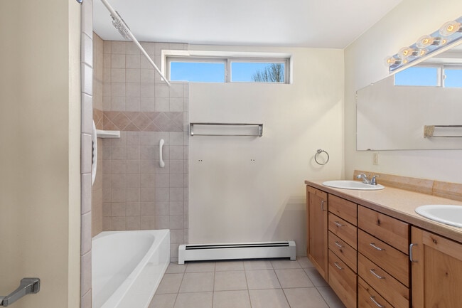Building Photo - 708 Palisades Dr