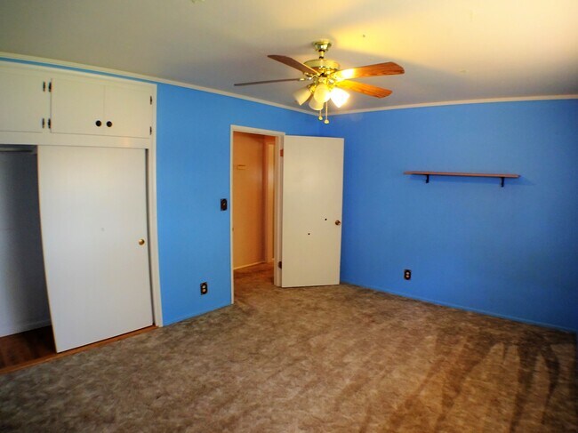 Building Photo - 226 W 6th Ave