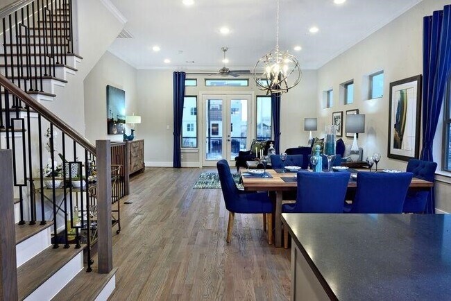 Building Photo - 5817 E Post Oak Ln