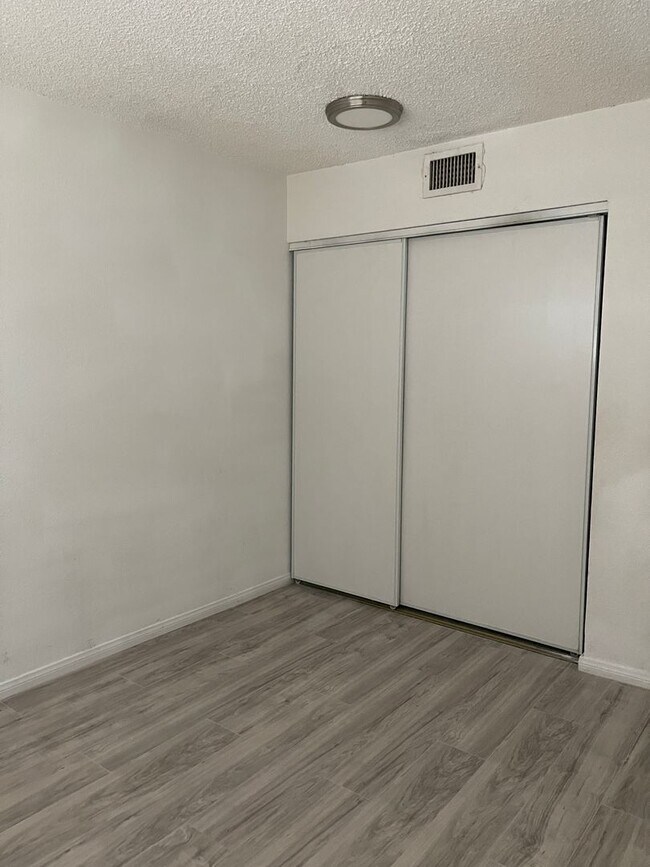 Building Photo - House For Rent