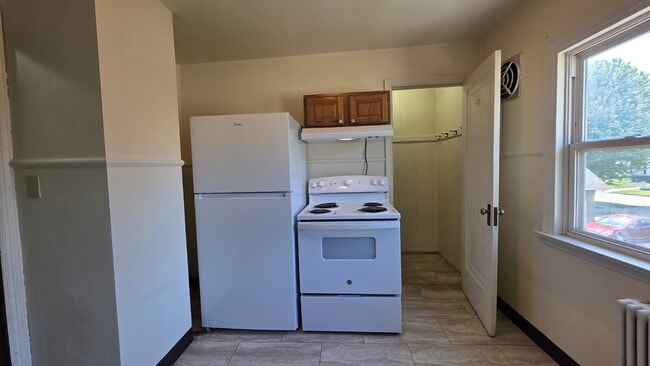 Building Photo - Cozy 2 Bed, 1 Bath Apartment in Appleton, ...