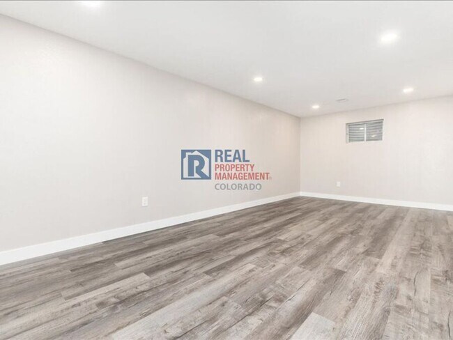 Building Photo - 1424 S Sierra Dr