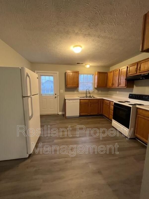 Building Photo - 1007 Pinoak Dr