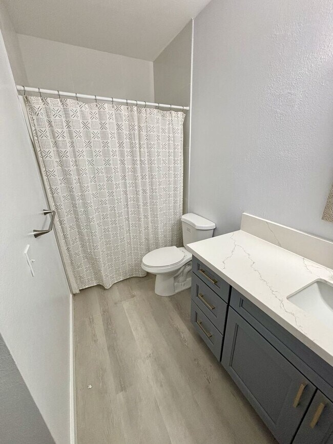Building Photo - 2 (PRIVATE) BDRM/2-FULL (ON-SUITE) BATHS I...