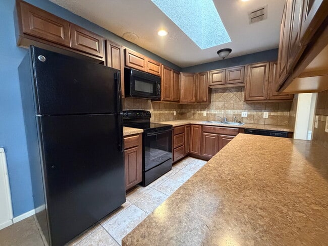 Building Photo - Large 2 bed 2 bath with a study and 2 car garage