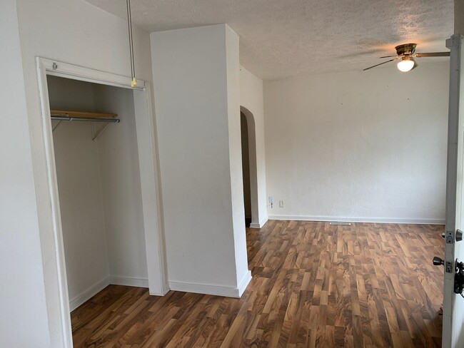 Building Photo - 3 or 4 bedroom (3 bedrooms+ bonus room) Ho...