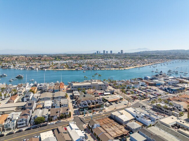 Building Photo - 9-MONTH FURNISHED WINTER RENTAL MID SEPT 2026 THROUGH MID JUNE 2027 **3-car parking**