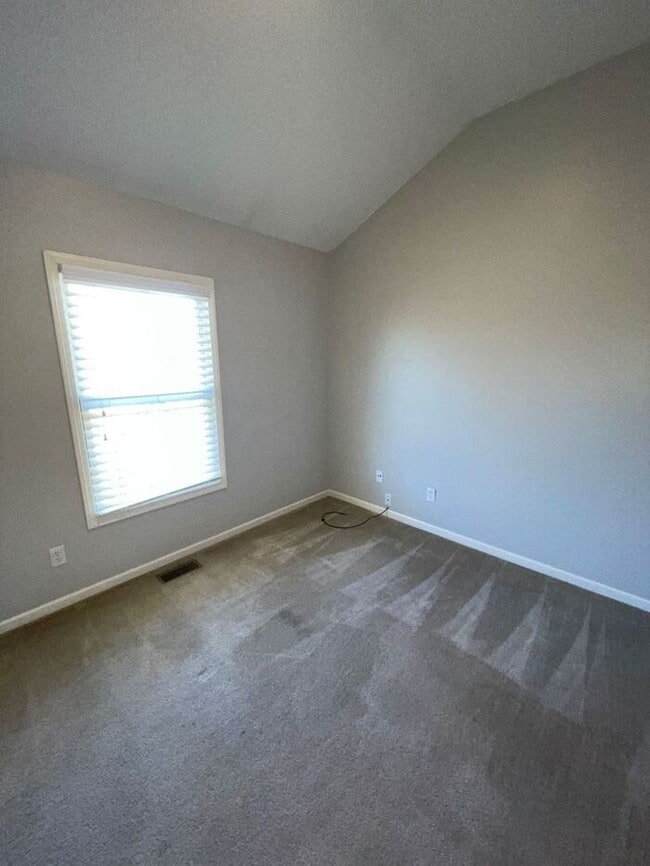 Building Photo - 5 Bedroom, 3 Bathroom California Split Sty...