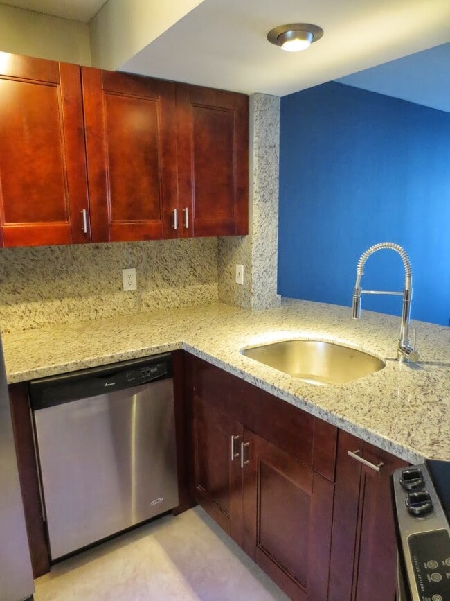 Building Photo - 115 Lake Emerald Dr