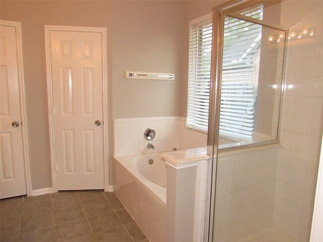 Building Photo - 3519 Englewood Dr