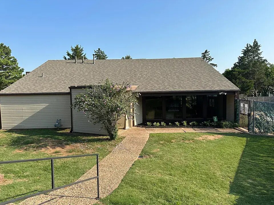 Building Photo - 1820 Windhill Ave