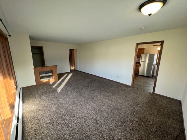 Building Photo - AVAILABLE JUNE 2025! HUGE 5 Bedroom, 2 Bat...