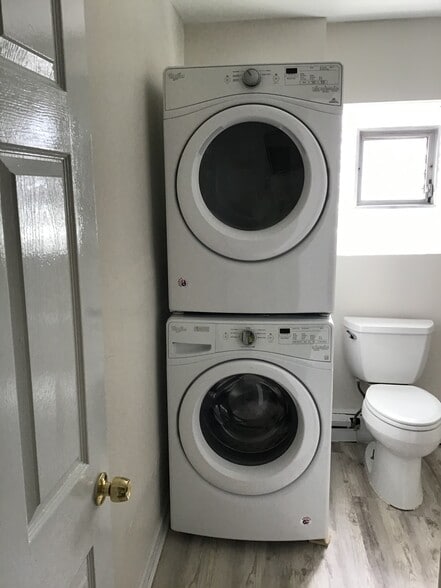 bathroom - 712 S Carpenter St