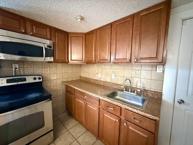 Primary Photo - 39 Holmes Ave